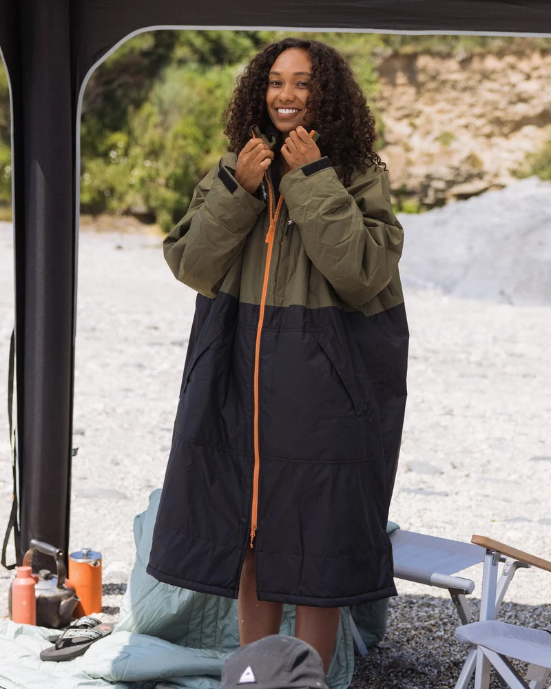 Waves Sherpa Lined Surf-Poncho - Schwarz/Khaki