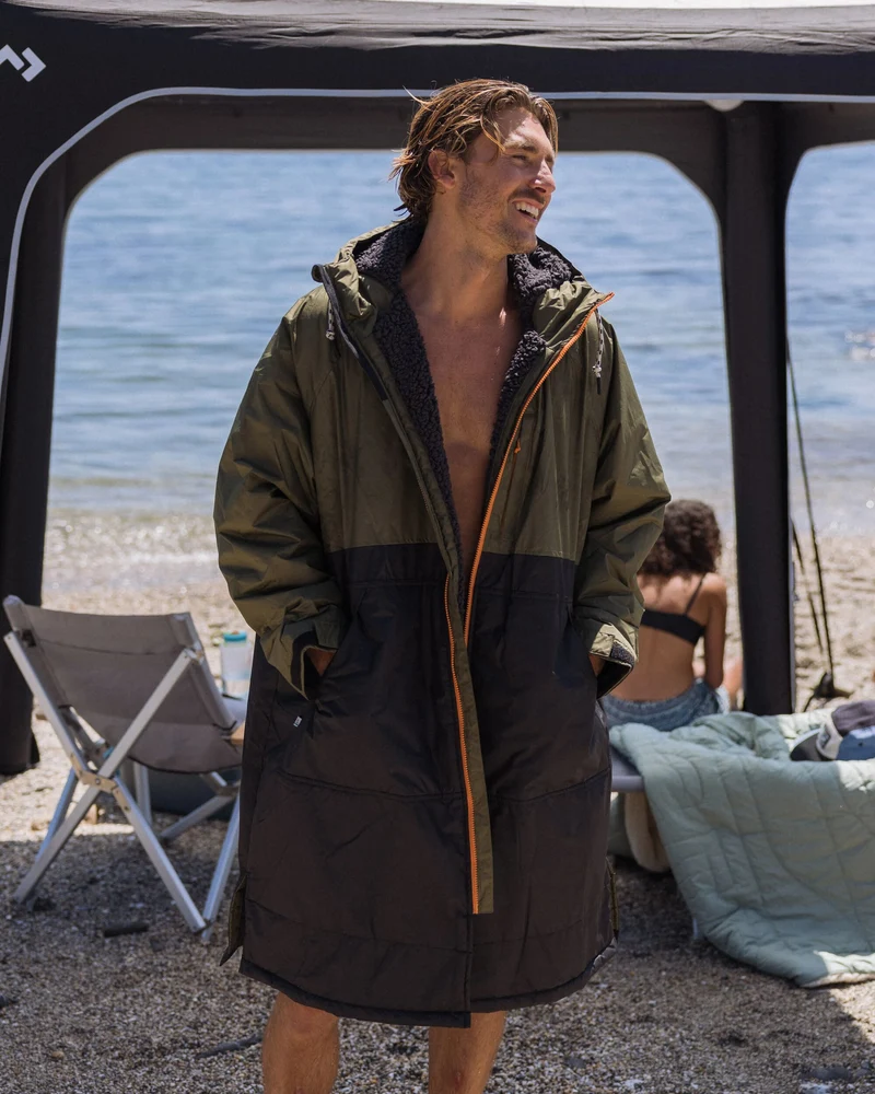 Waves Sherpa Lined Surf-Poncho - Schwarz/Khaki