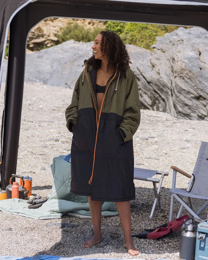 Waves Sherpa Lined Surf-Poncho - Schwarz/Khaki