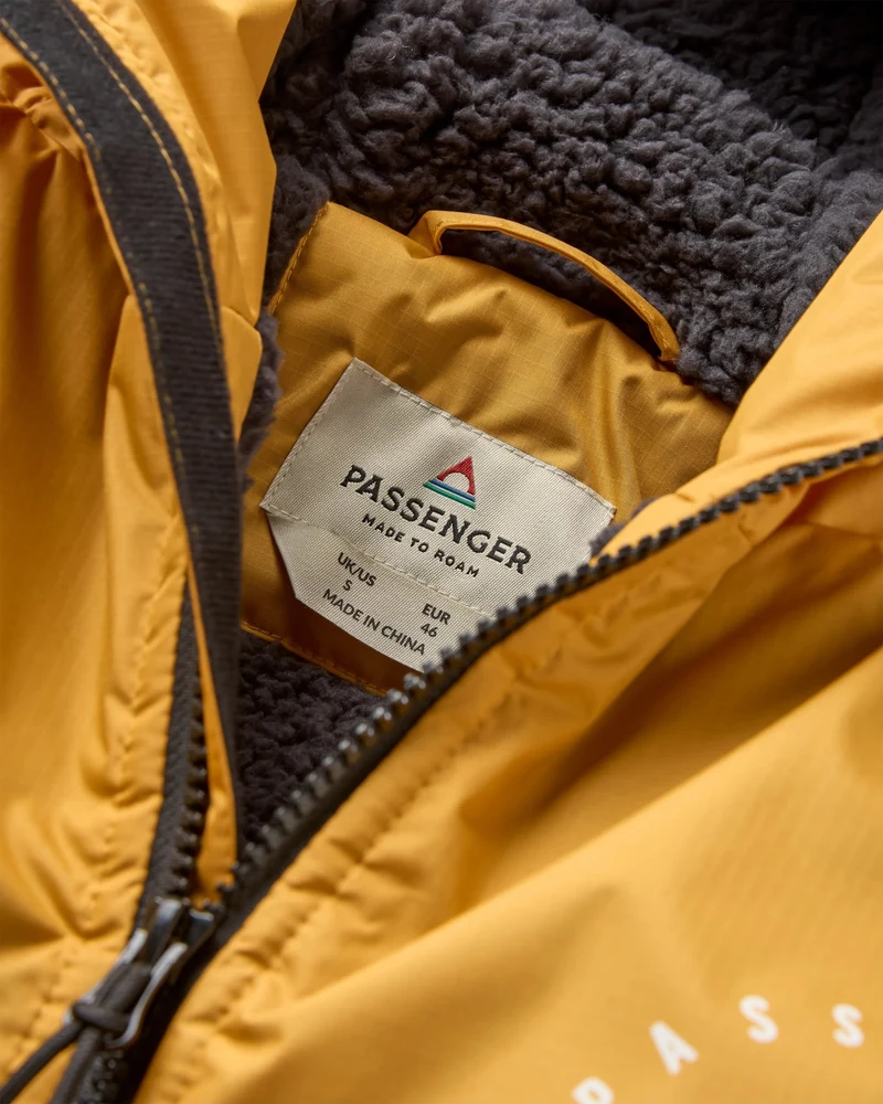 Escapism Sherpa-gefütterter Surf-Poncho - Fichtengelb