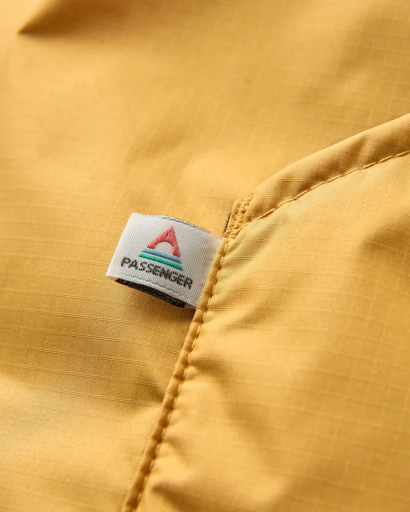 Escapism Sherpa-gefütterter Surf-Poncho - Fichtengelb
