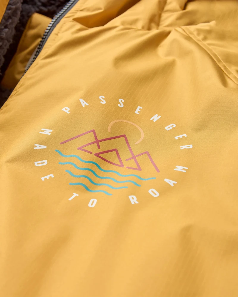 Escapism Sherpa-gefütterter Surf-Poncho - Fichtengelb