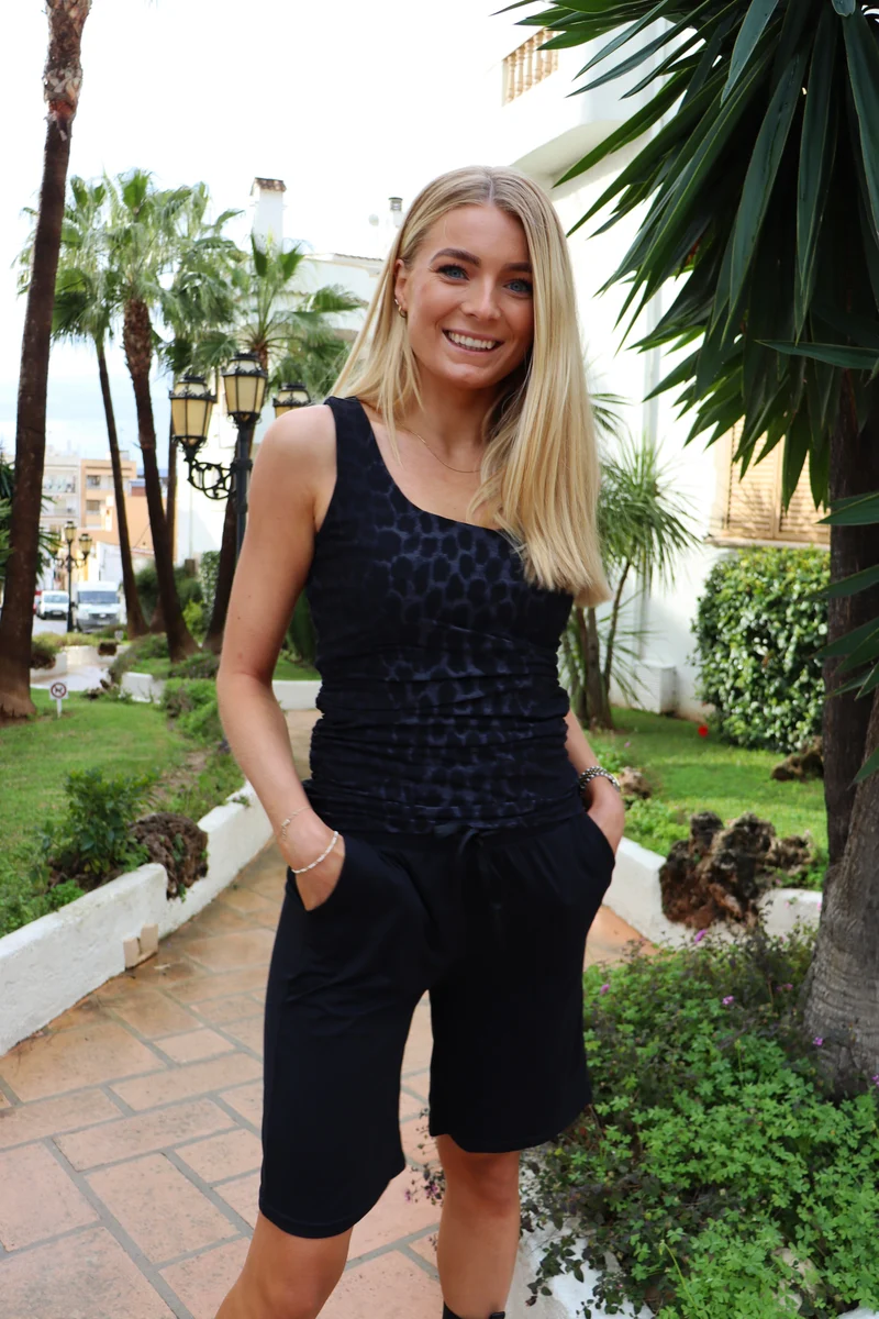 Alma Turn Top | Dark Grey Leo | Vendbar top fra Liberté