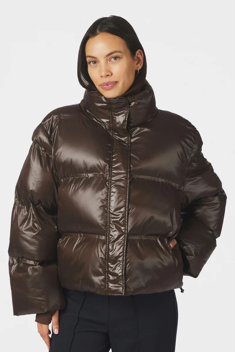 Rhea Shiny Puffer Jacket | Chocolate Brown | Jakke fra Neo Noir