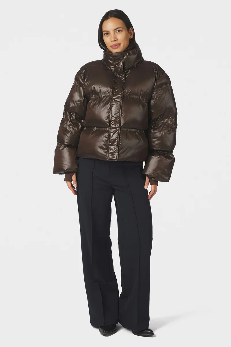 Rhea Shiny Puffer Jacket | Chocolate Brown | Jakke fra Neo Noir