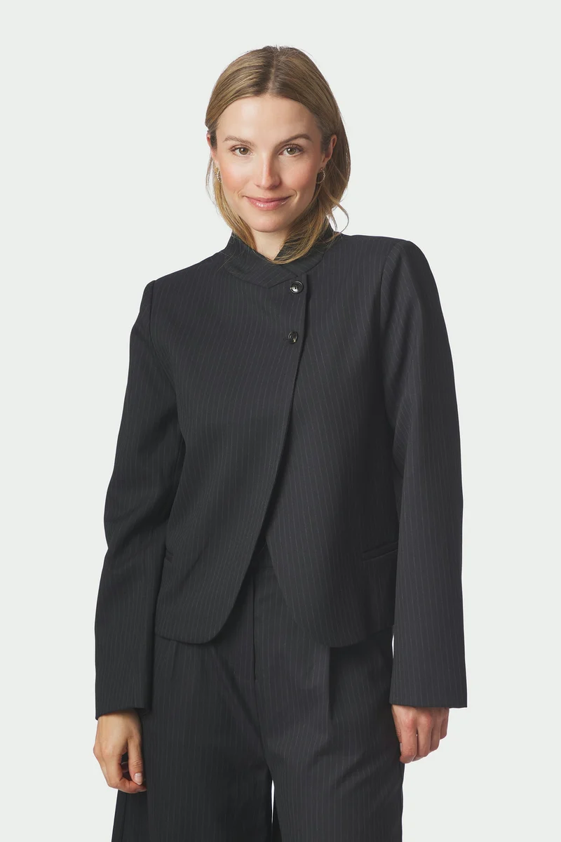 Tiria Slim Pinstripe Blazer | Dark Navy | Jakke fra Neo Noir