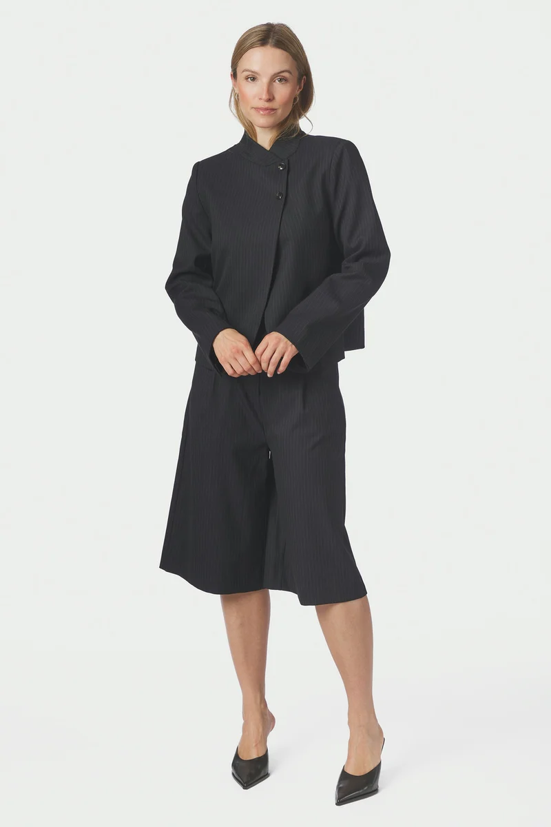Tiria Slim Pinstripe Blazer | Dark Navy | Jakke fra Neo Noir
