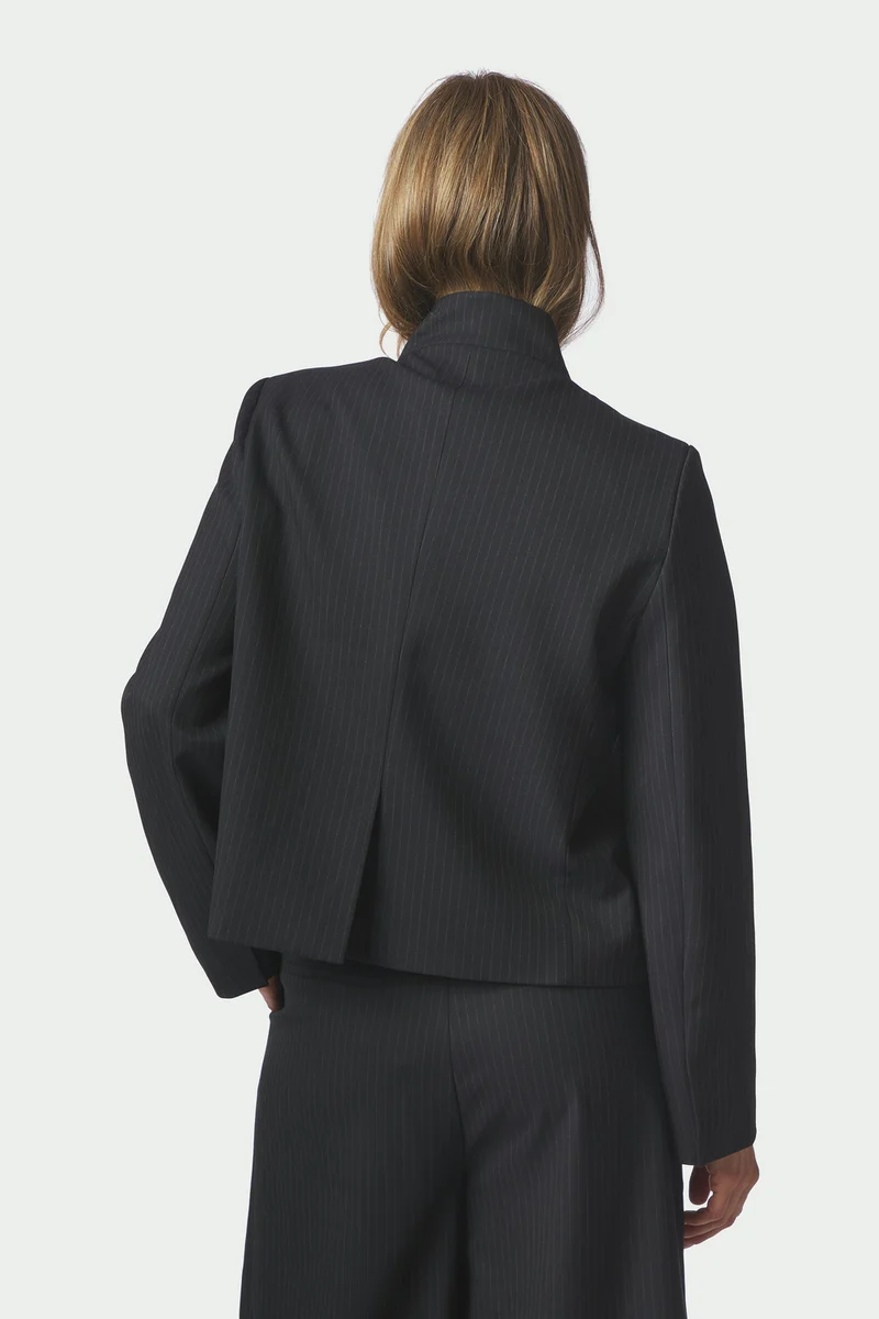 Tiria Slim Pinstripe Blazer | Dark Navy | Jakke fra Neo Noir