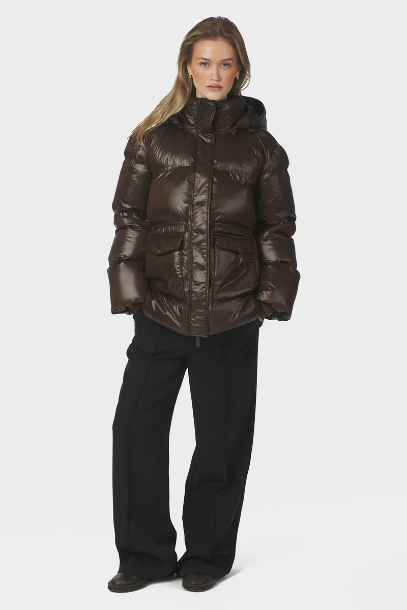 Clotilde Shiny Puffer Jacket | Chocolate Brown | Jakke fra Neo Noir