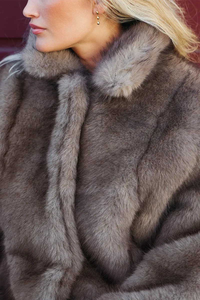Ariella Faux Fur Peplum Jacket | Warm Grey | Jakke fra Neo Noir