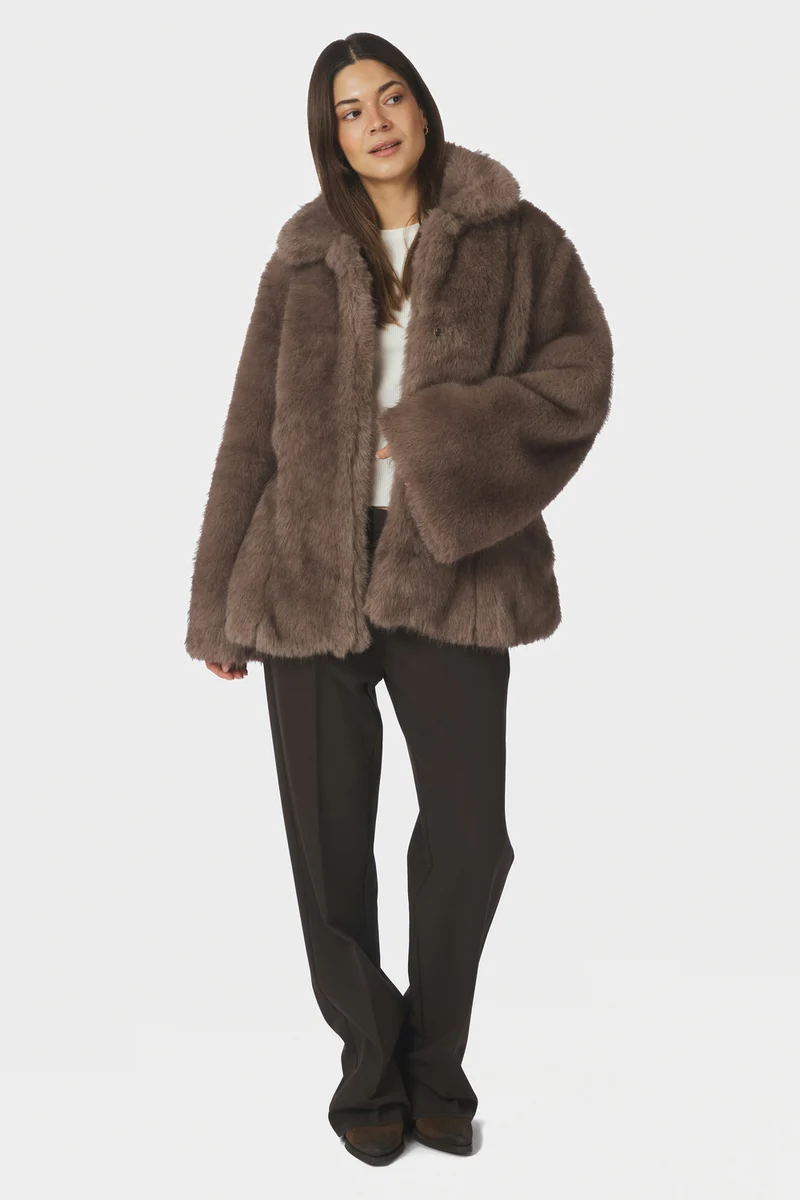Ariella Faux Fur Peplum Jacket | Warm Grey | Jakke fra Neo Noir