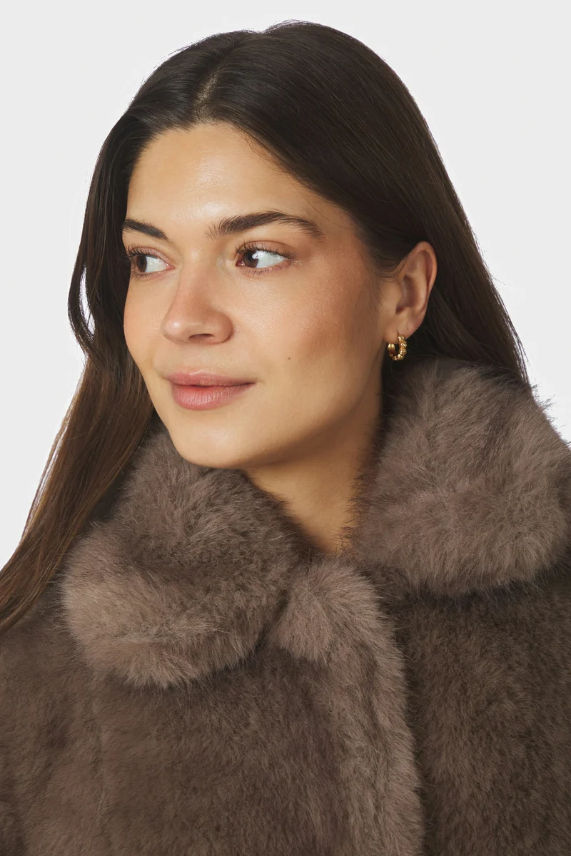 Ariella Faux Fur Peplum Jacket | Warm Grey | Jakke fra Neo Noir