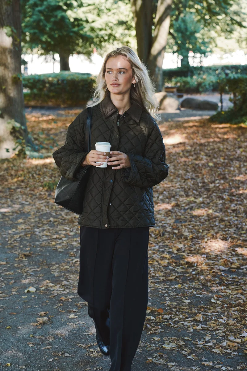 Iva Quilt Jacket | Khaki | Jakke fra Neo Noir