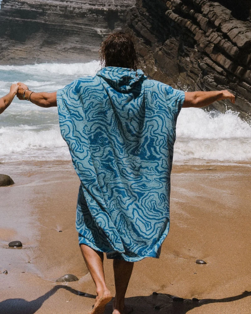 Shoreline Baumwollhandtuch-Poncho - Strata Swirl Arktik