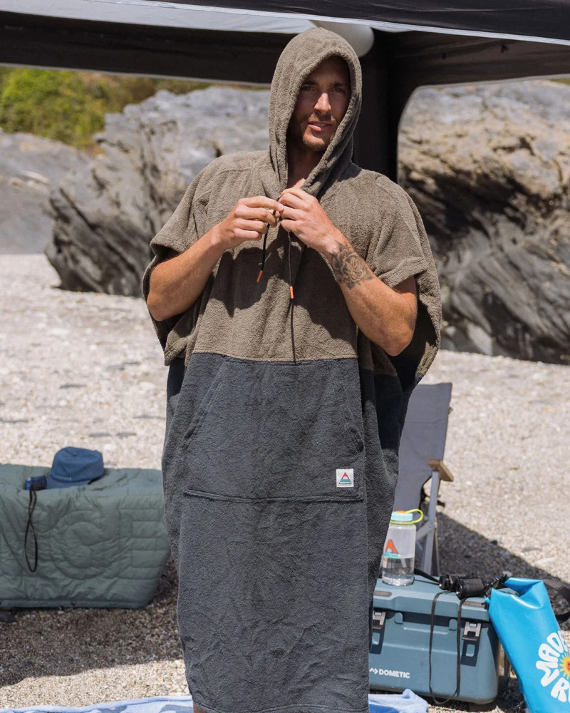 Shoreline Baumwollhandtuch-Poncho - Staubiges Oliv/ Holzkohle