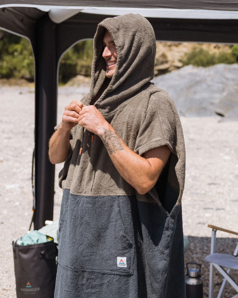 Shoreline Baumwollhandtuch-Poncho - Staubiges Oliv/ Holzkohle