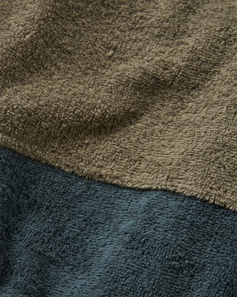 Shoreline Baumwollhandtuch-Poncho - Staubiges Oliv/ Holzkohle