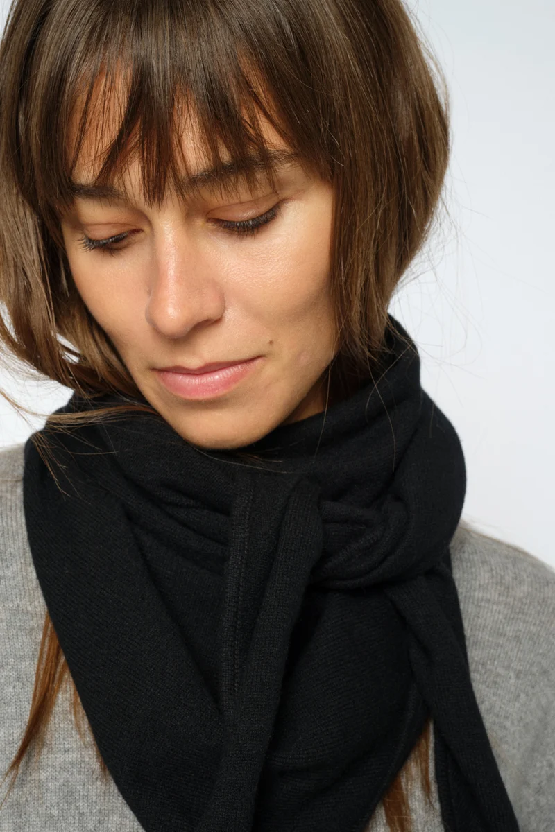 Enata Cashmere Knit Scarf | Black | Accessories fra Mos Mosh