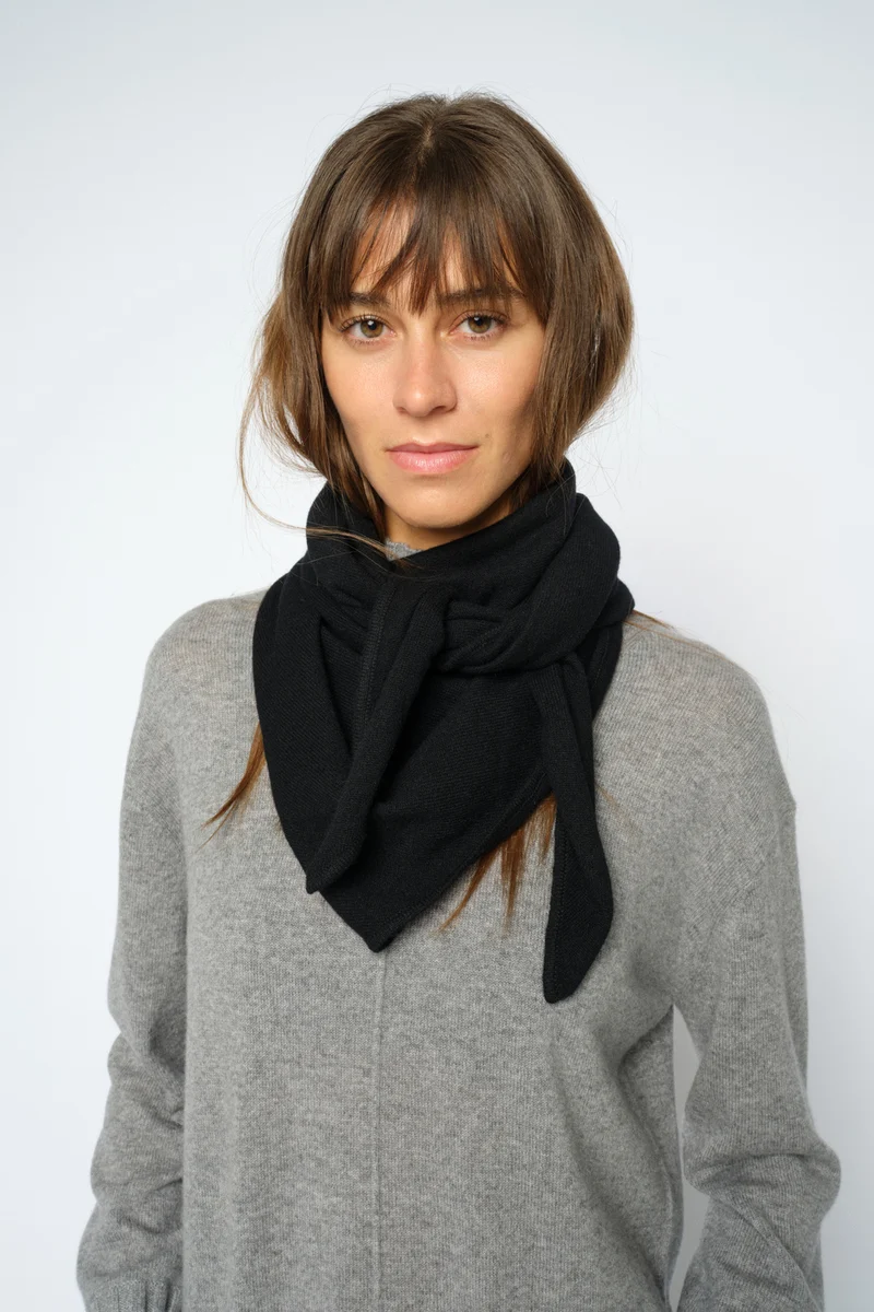 Enata Cashmere Knit Scarf | Black | Accessories fra Mos Mosh