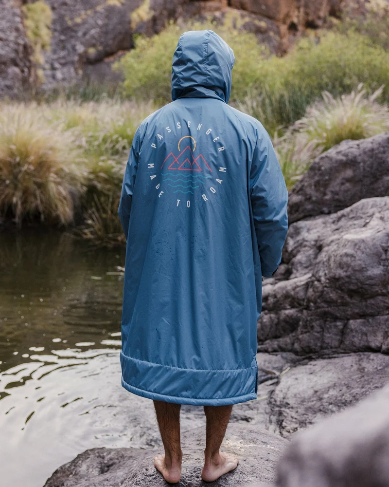 Escapism Sherpa Lined Changing Robe - Moonlight Blue → Escapism Sherpa Gefütterter Surf-Poncho - Moonlight Blue