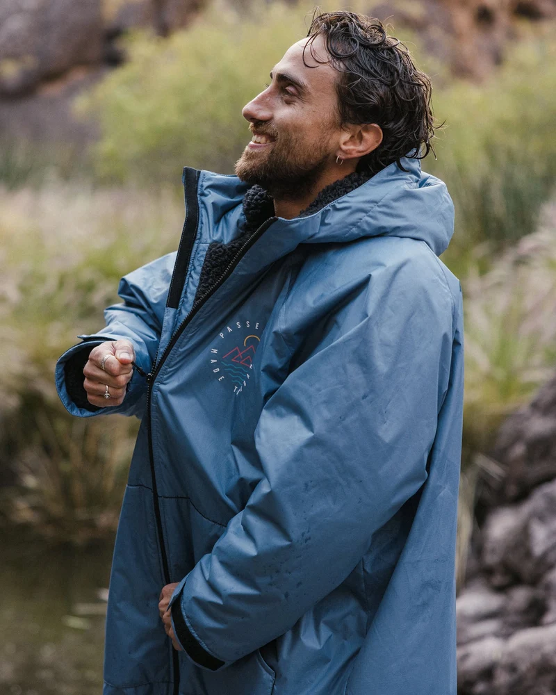 Escapism Sherpa Lined Changing Robe - Moonlight Blue → Escapism Sherpa Gefütterter Surf-Poncho - Moonlight Blue