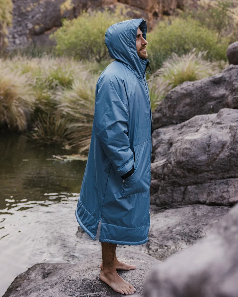 Escapism Sherpa Lined Changing Robe - Moonlight Blue → Escapism Sherpa Gefütterter Surf-Poncho - Moonlight Blue