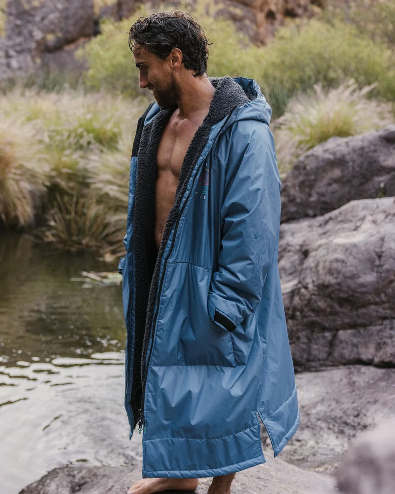 Escapism Sherpa Lined Changing Robe - Moonlight Blue → Escapism Sherpa Gefütterter Surf-Poncho - Moonlight Blue