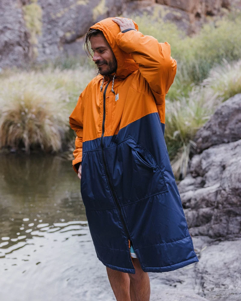 Waves Sherpa Lined Changing Robe - Sunrise Orange/Rich Navy Waves Sherpa-gefütterter Surf-Poncho - Sunrise Orange/Rich Navy