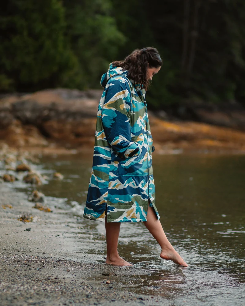 Waves Sherpa Lined Changing Robe - Mount Scenic Khaki Waves Sherpa Gefütterter Surf-Poncho - Mount Scenic Khaki