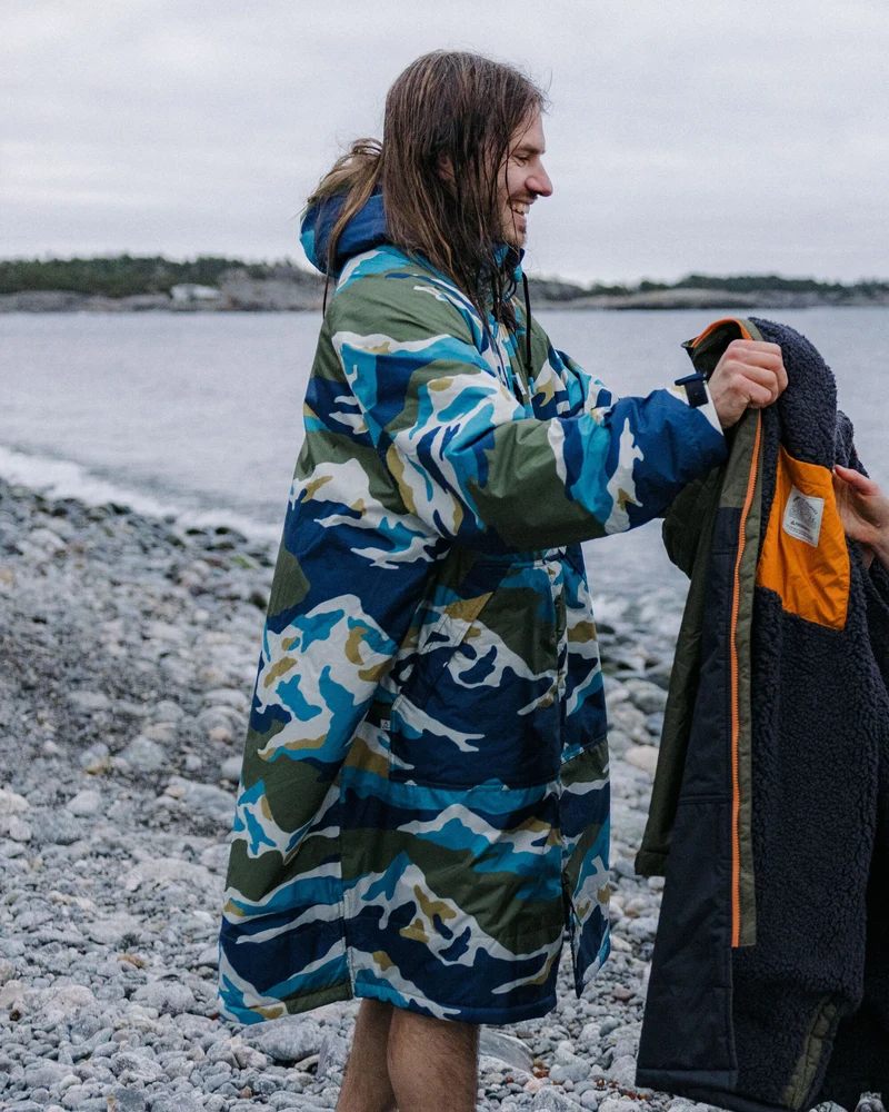Waves Sherpa Lined Changing Robe - Mount Scenic Khaki Waves Sherpa Gefütterter Surf-Poncho - Mount Scenic Khaki