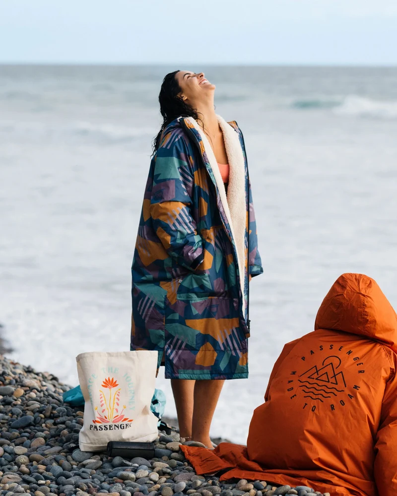 Waves Sherpa Lined Changing Robe - Tiefblaues Tarn-Muster