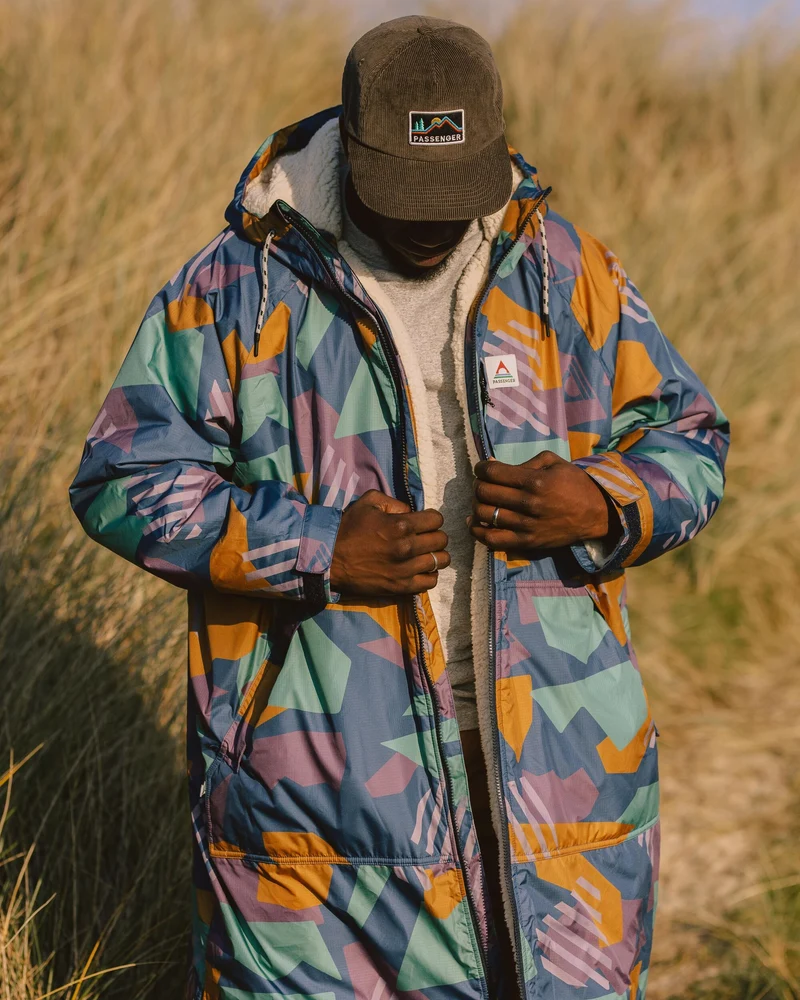 Waves Sherpa Lined Changing Robe - Tiefblaues Tarn-Muster