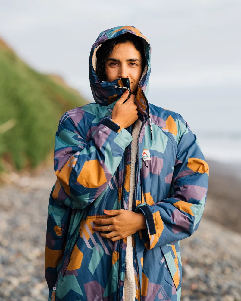 Waves Sherpa Lined Changing Robe - Tiefblaues Tarn-Muster