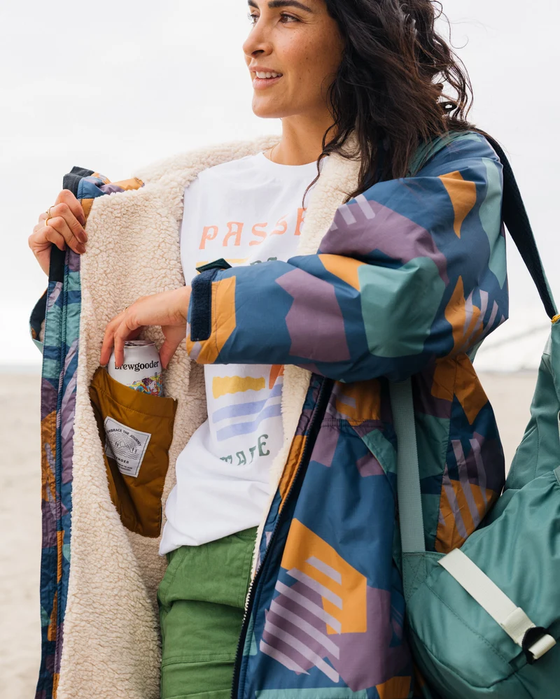 Waves Sherpa Lined Changing Robe - Tiefblaues Tarn-Muster