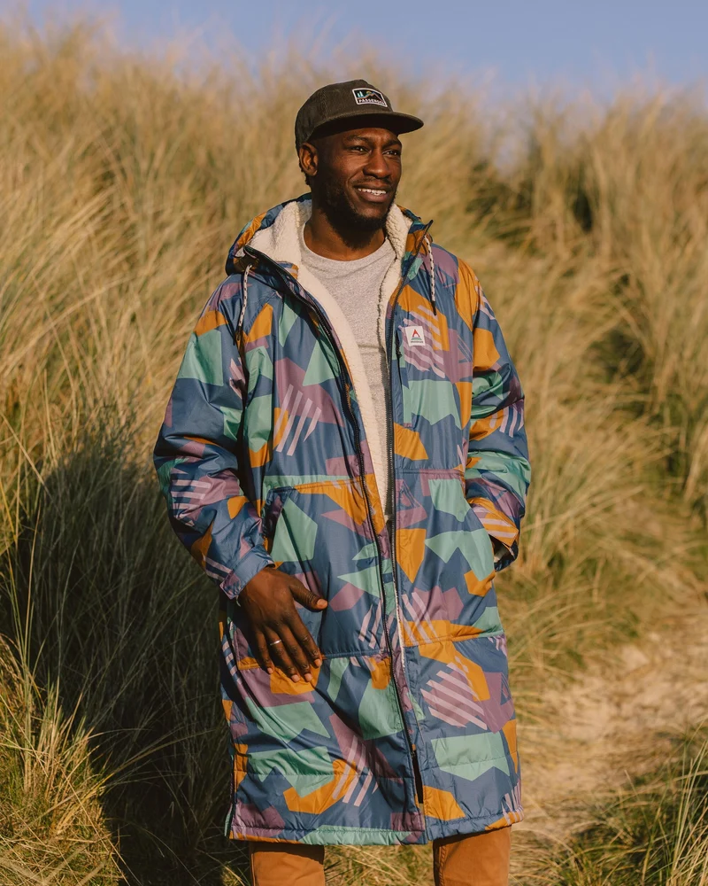 Waves Sherpa Lined Changing Robe - Tiefblaues Tarn-Muster