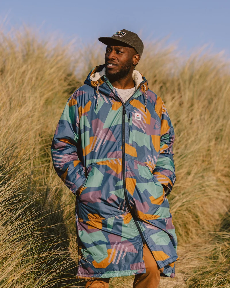 Waves Sherpa Lined Changing Robe - Tiefblaues Tarn-Muster