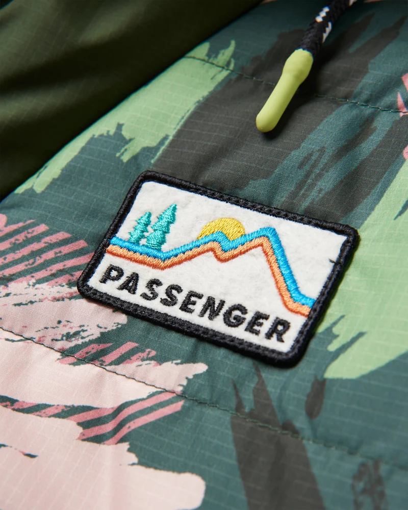 Ozean Isolierter Anorak - Abstrakter Berg Tannenbaum