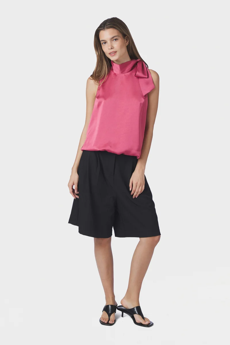 Veda Heavy Sateen Top | Cherry Pink | Top fra Neo Noir