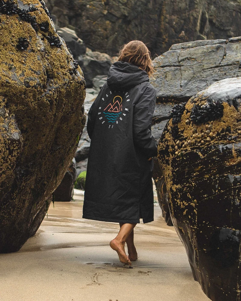 Escapism Handtuch-gefütterter Surf-Poncho - Schwarz