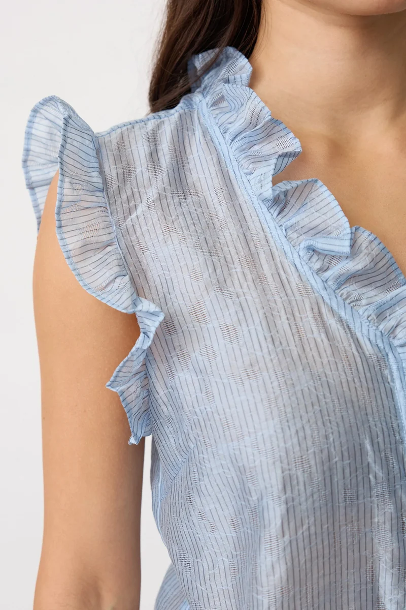 Sisu SS V-Blouse 45194 | Pale Blue | Top fra Co'couture