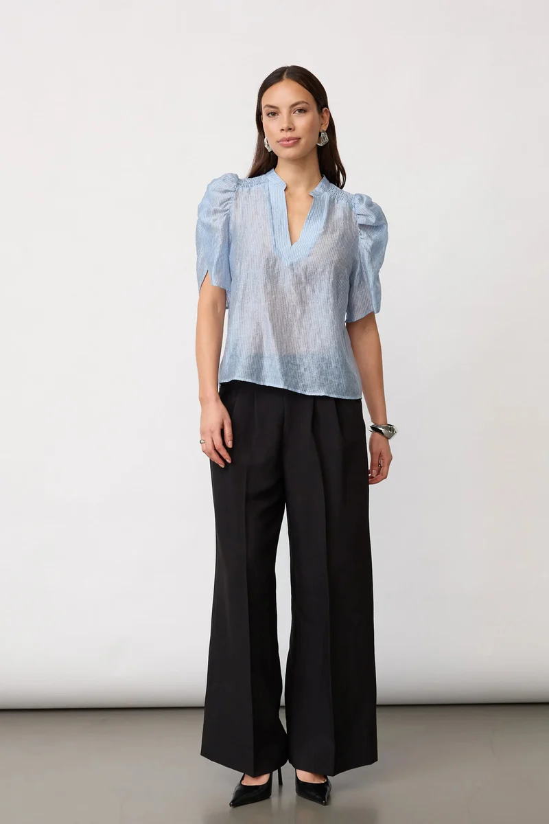 Sisu SS V-Blouse 45194 | Pale Blue | Top fra Co'couture