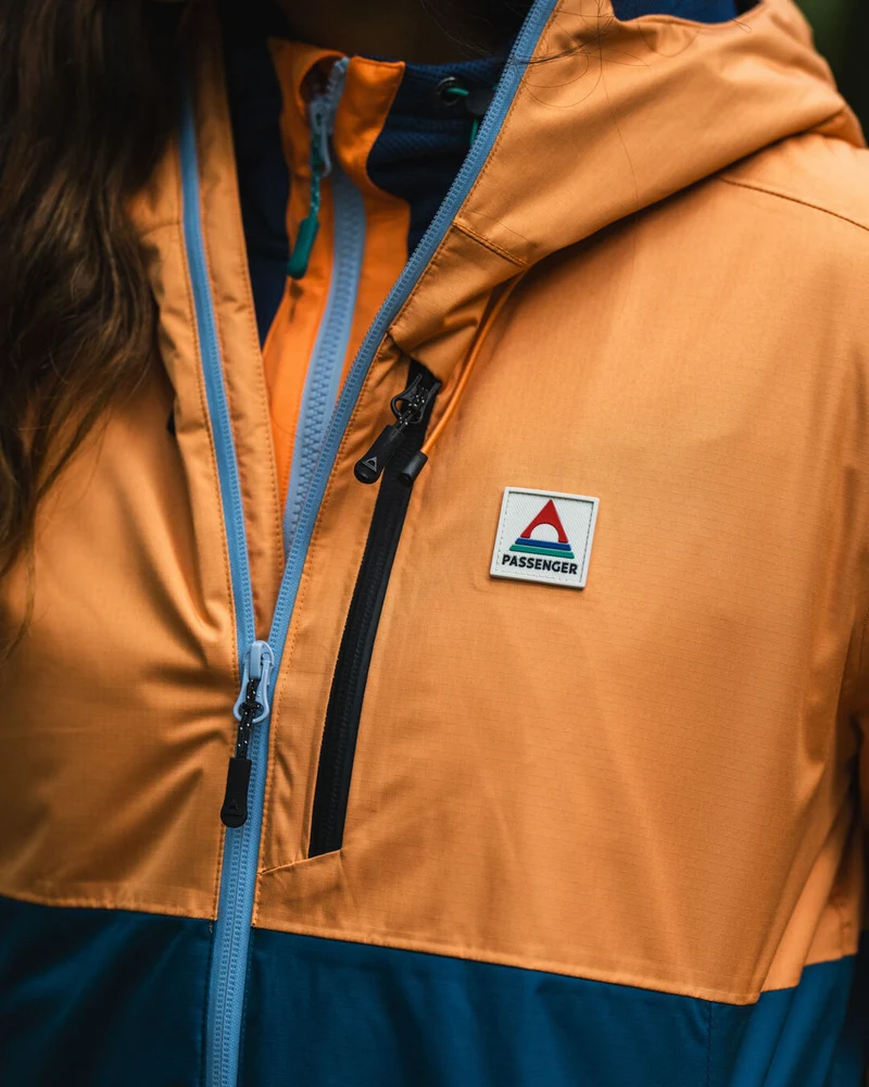 Terrain isolierte wasserabweisende Jacke - Korsarblau/Aprikose