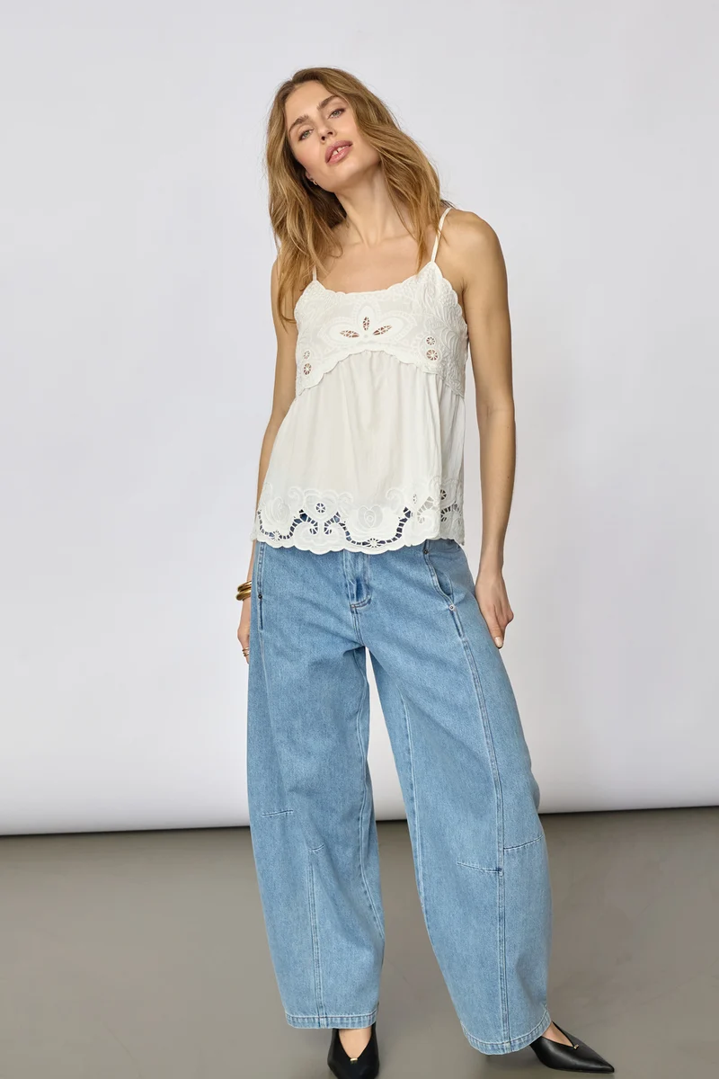 Astorcc Emb Singlet | White | Top fra Co'Couture