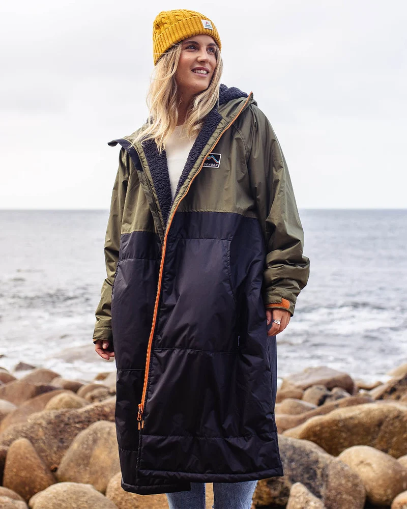 Roaming Sherpa Lined Changing Robe - Schwarz/Khaki