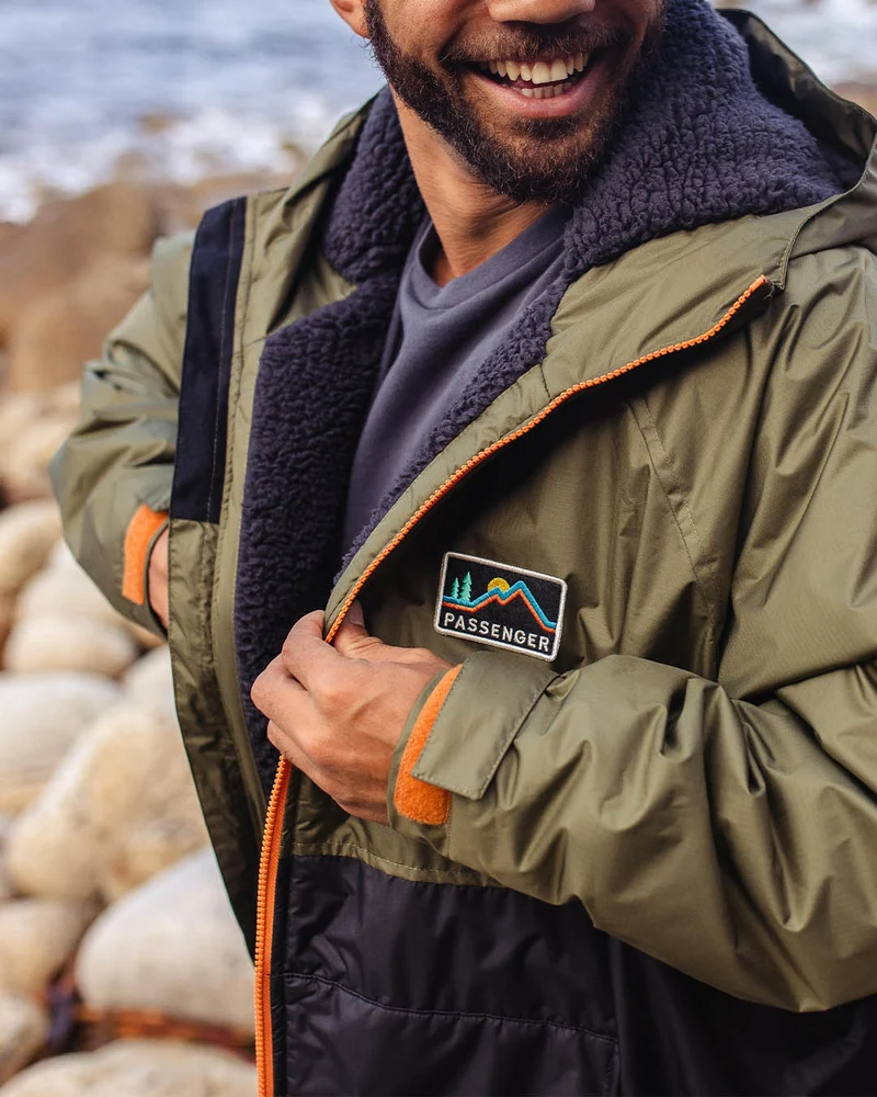 Roaming Sherpa Lined Changing Robe - Schwarz/Khaki