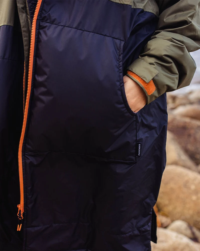 Roaming Sherpa Lined Changing Robe - Schwarz/Khaki