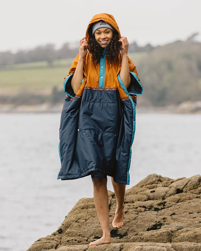 Outback Pull Over Surf-Poncho - Glasierter Ingwer/Tiefes Marineblau