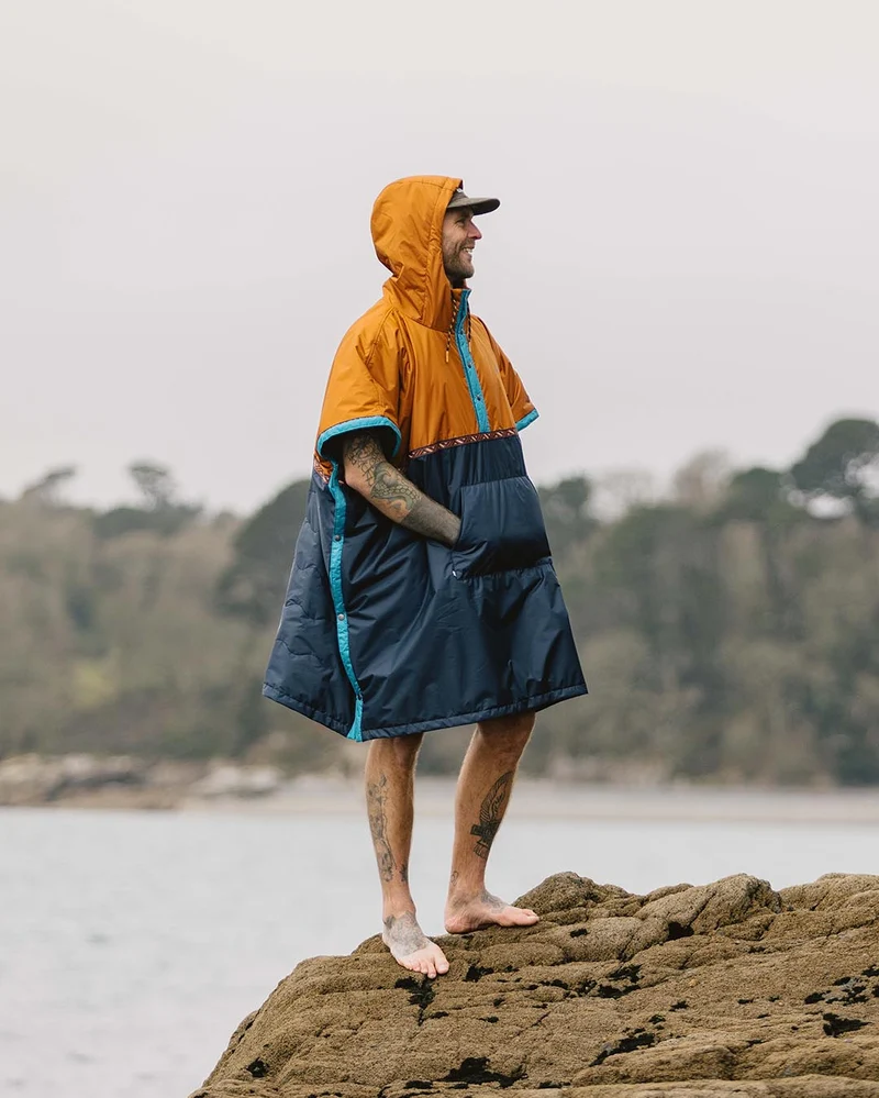 Outback Pull Over Surf-Poncho - Glasierter Ingwer/Tiefes Marineblau