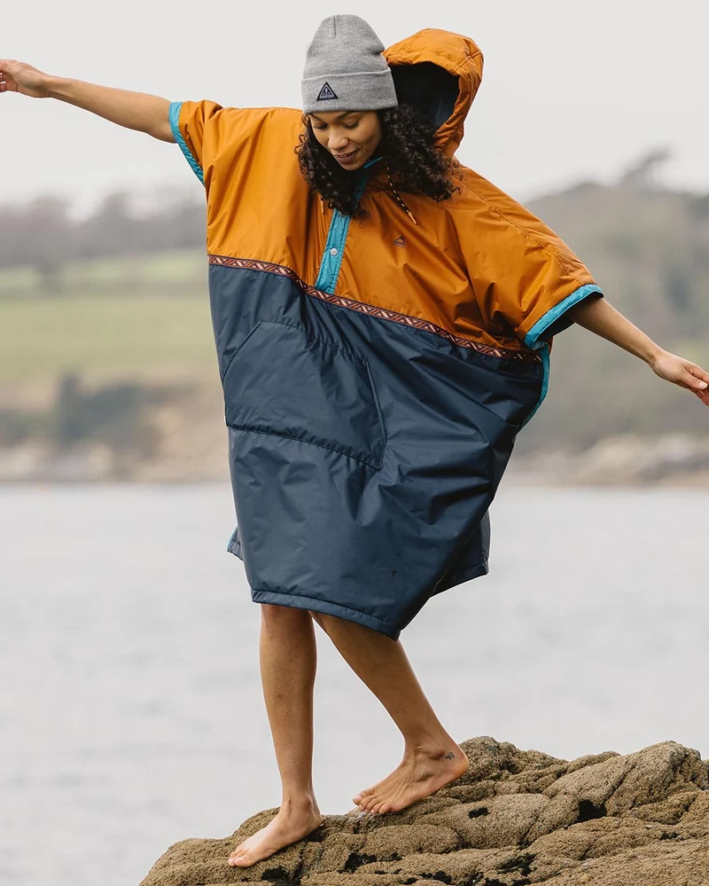 Outback Pull Over Surf-Poncho - Glasierter Ingwer/Tiefes Marineblau