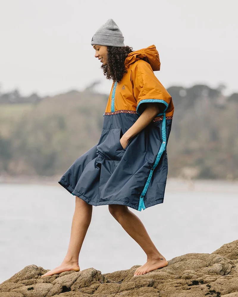 Outback Pull Over Surf-Poncho - Glasierter Ingwer/Tiefes Marineblau